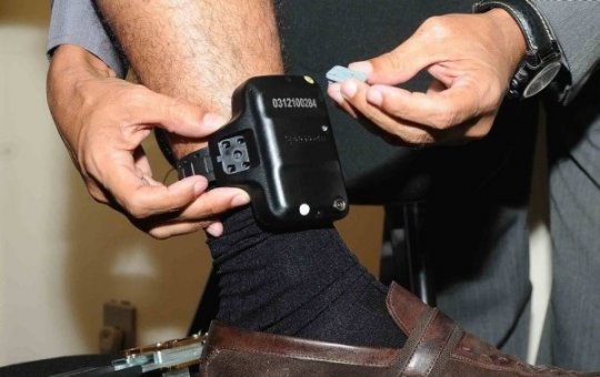 Senado aprova projeto que obriga tornozeleira eletrônica para agressores de mulheres