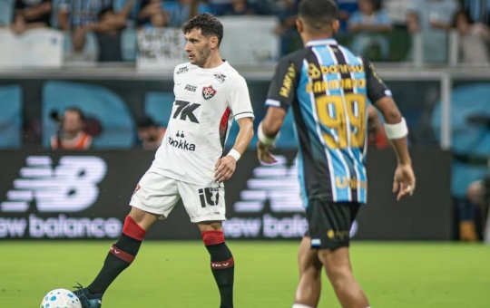 Em noite pouco inspirada, Vitória perde para o Grêmio no Brasileirão