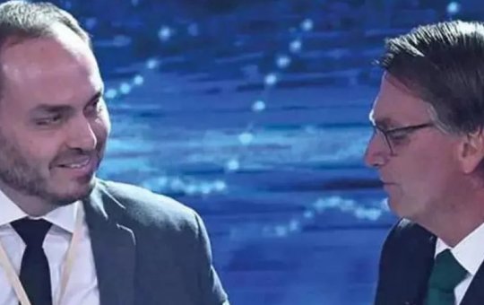 Carlos Bolsonaro fala após visitar o pai: 'Um dos dias mais difíceis'