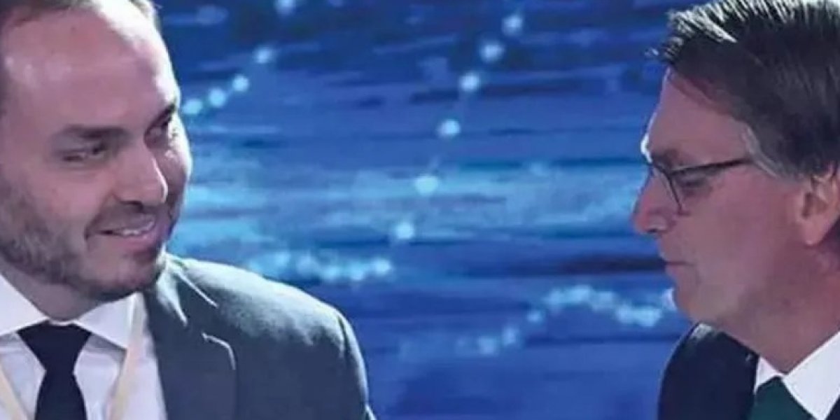 Carlos Bolsonaro fala após visitar o pai: 'Um dos dias mais difíceis'