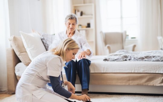 Calçados inadequados aumentam risco de quedas e fraturas entre idosos