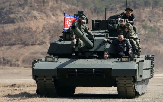 Filha de Kim Jong-Un dirige tanque e reforça especulações dobre sucesão