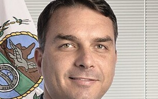 Ex-assessora de Flávio Bolsonaro é denunciada por suspeita de lavagem de dinheiro