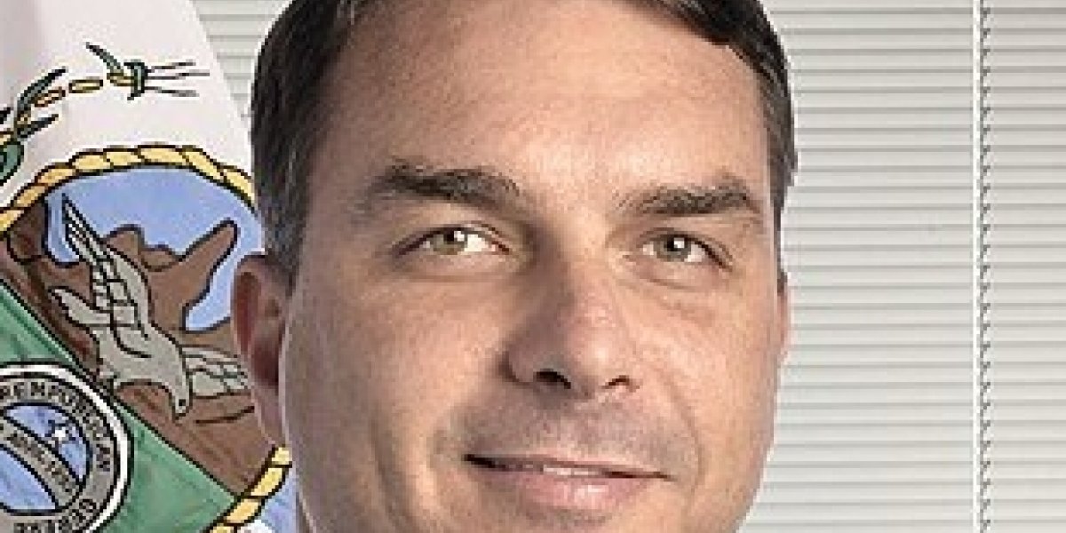 Ex-assessora de Flávio Bolsonaro é denunciada por suspeita de lavagem de dinheiro