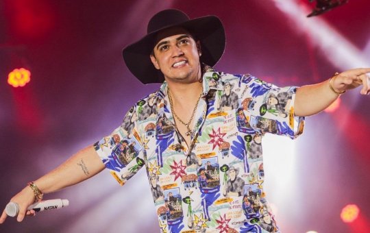 Cantor Natanzinho Lima é retirado à força de palco durante show