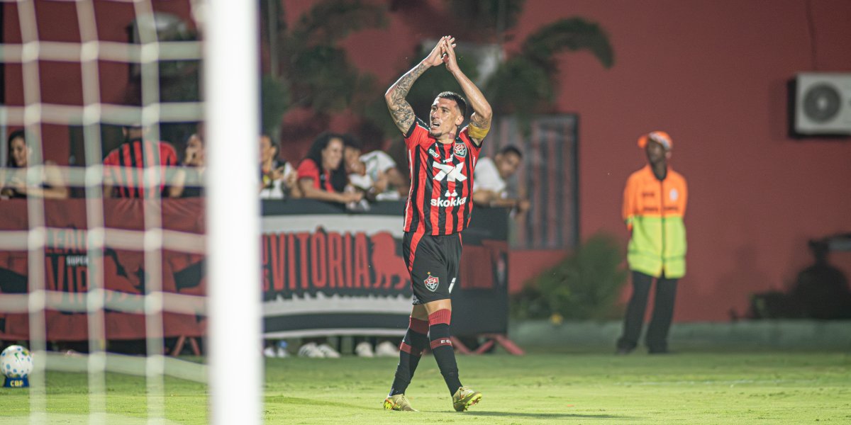 Baralhas comemorando seu gol