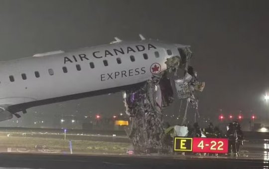 Colisão entre avião e caminhão em aeroporto de Nova York deixa duas pessoas mortas