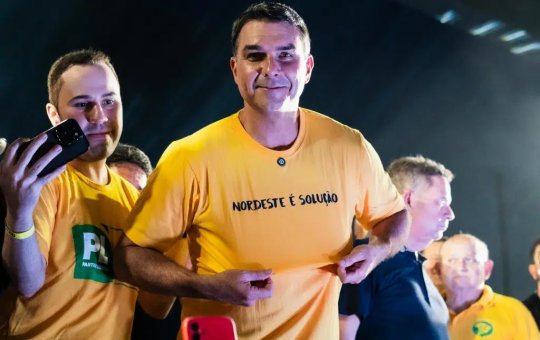 Em viagem ao Nordeste, Flávio Bolsonaro faz dancinha e afirma: “Nordeste é solução”