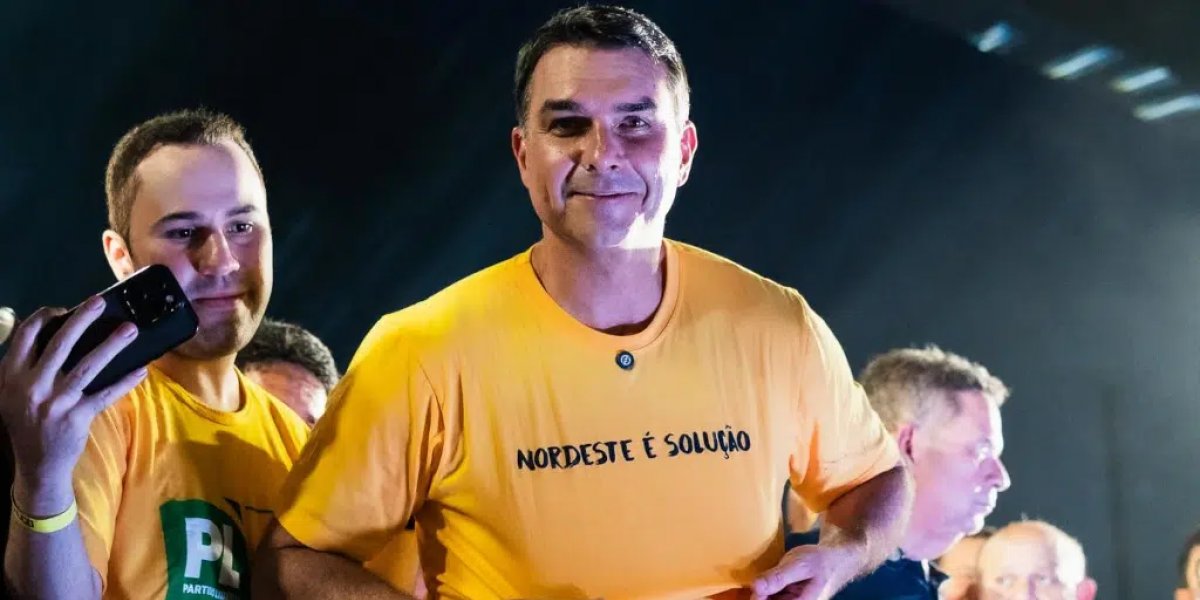 Em viagem ao Nordeste, Flávio Bolsonaro faz dancinha e afirma: “Nordeste é solução”