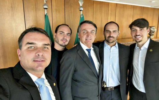 Decisão de Moraes exclui um dos filhos de Bolsonaro das visitas domiciliares