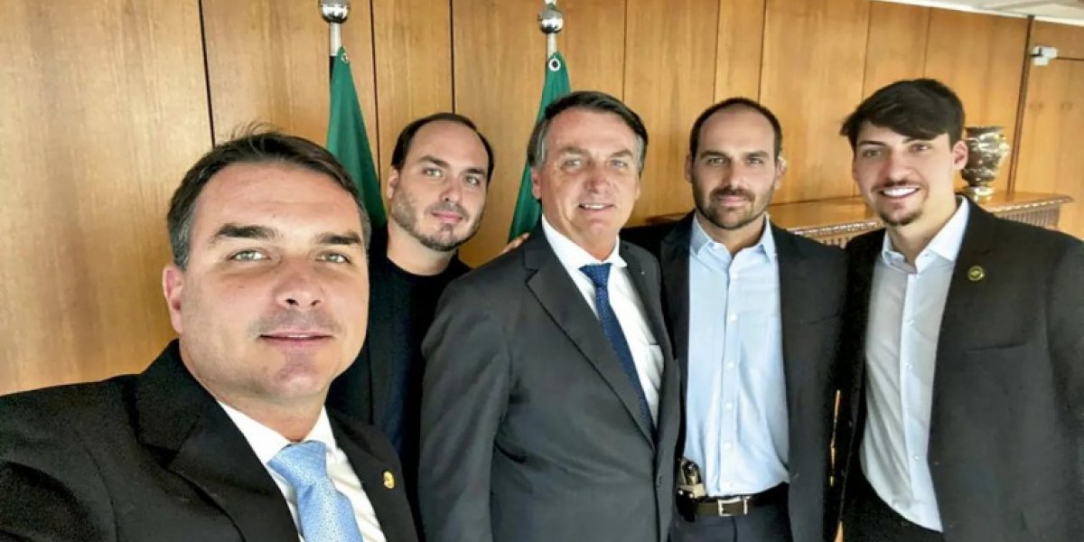Decisão de Moraes exclui um dos filhos de Bolsonaro das visitas domiciliares