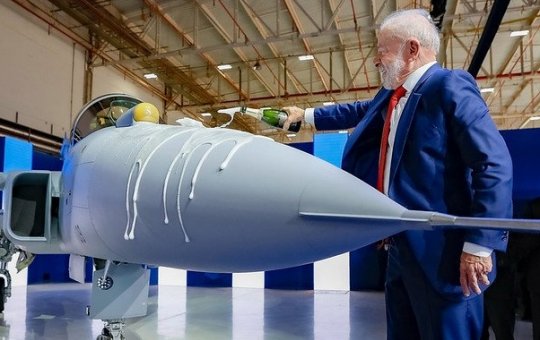 Presidente Lula batiza o primeiro caça supersônico produzido no Brasil durante cerimônia