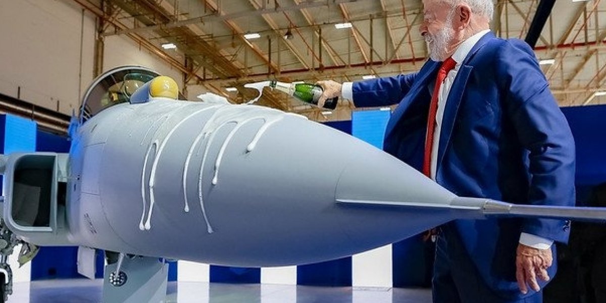 Presidente Lula batiza o primeiro caça supersônico produzido no Brasil durante cerimônia