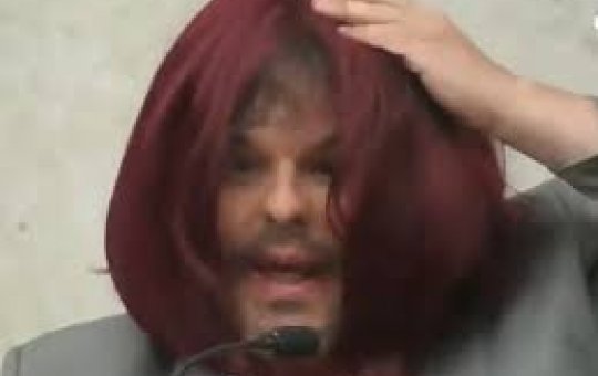 Vereador usa batom e peruca para criticar lei da misoginia em plenário