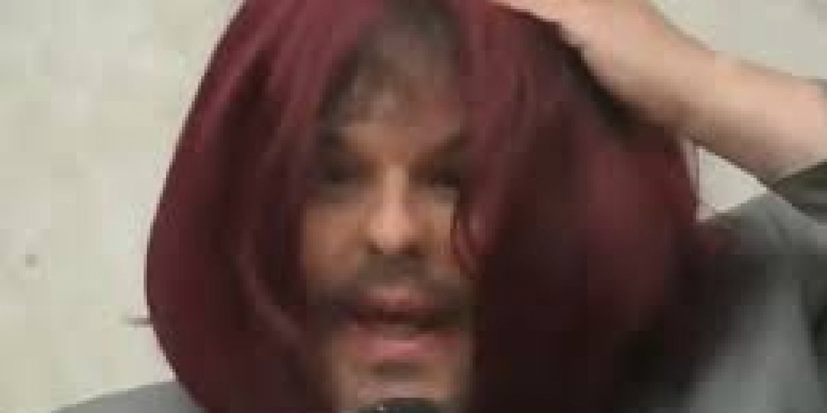 Vereador usa batom e peruca para criticar lei da misoginia em plenário