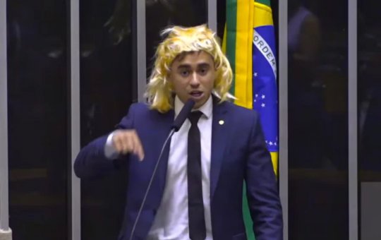 Justiça anula condenação de Nikolas Ferreira por discurso com peruca na Câmara