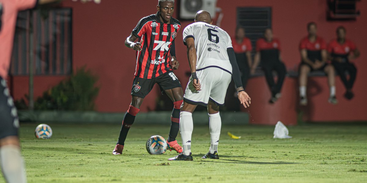 Anderson Pato sendo marcado pelo defensor do Botafogo-PB