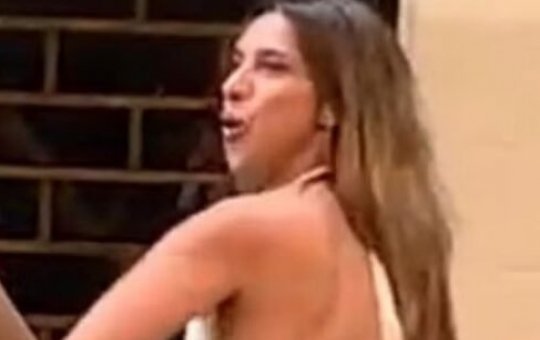 Turista investigada por racismo no RJ poderá deixar o Brasil se pagar R$ 98 mil a vítimas, afirma defesa