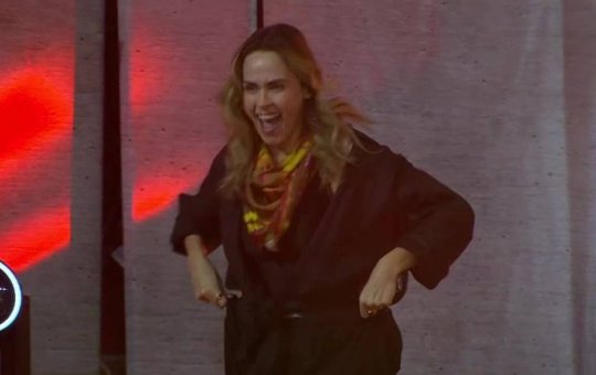 Ana Paula cumpre desafio de 'Barrado no Baile' e volta para festa do líder de Cowboy ao som de 'Erva Venenosa'