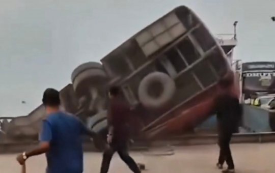 Ônibus cai em rio em Bangladesh e deixa 24 mortos