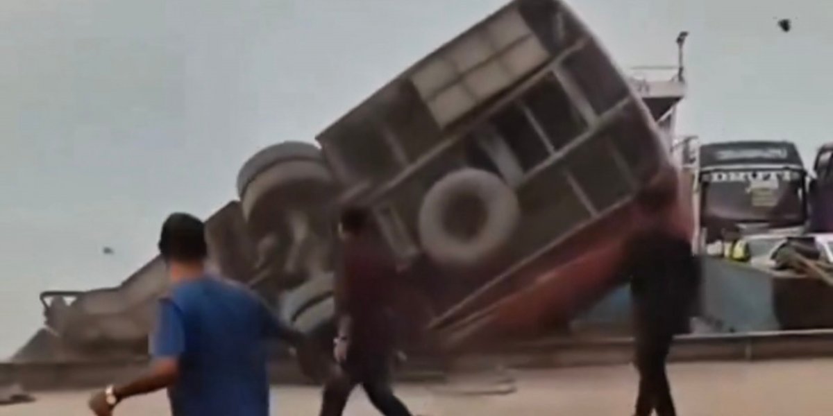 Ônibus cai em rio em Bangladesh e deixa 24 mortos