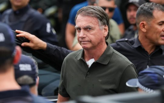 Bolsonaro recebe alta hospitalar e segue para cumprir prisão domiciliar em Brasília 