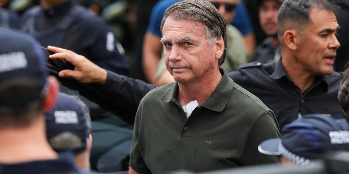 Bolsonaro recebe alta hospitalar e segue para cumprir prisão domiciliar em Brasília
