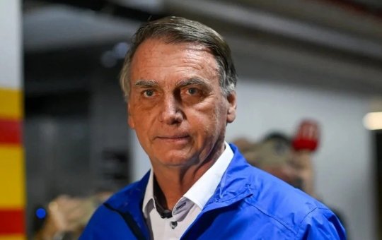 Bolsonaro aparece em vídeo brincando com cachorros após alta e ida para prisão domiciliar