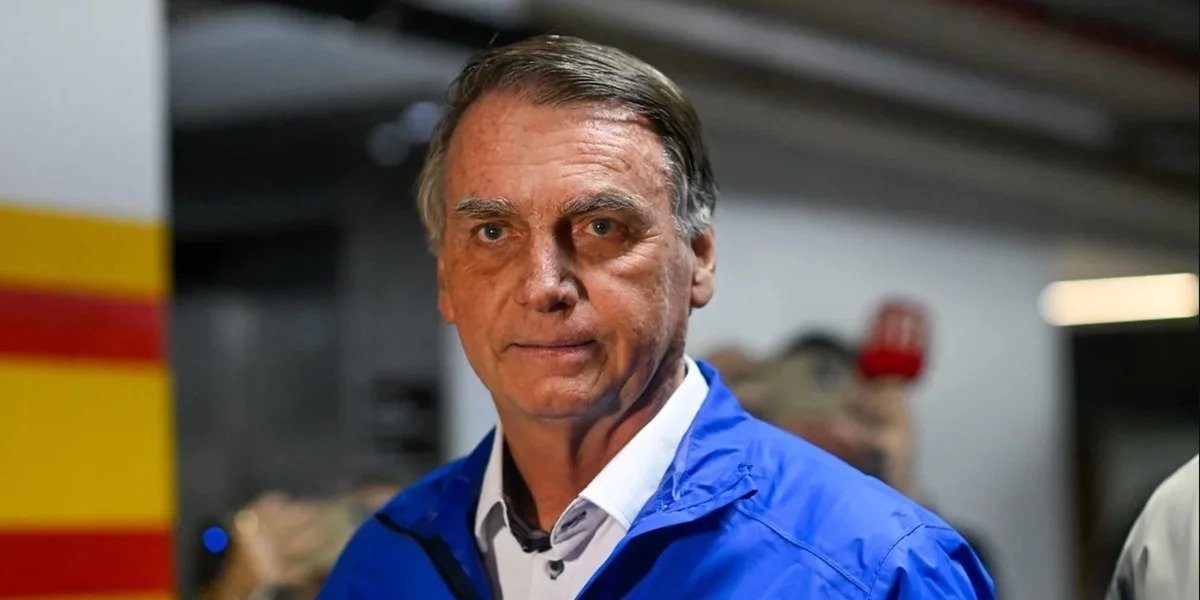 Bolsonaro aparece em vídeo brincando com cachorros após alta e ida para prisão domiciliar