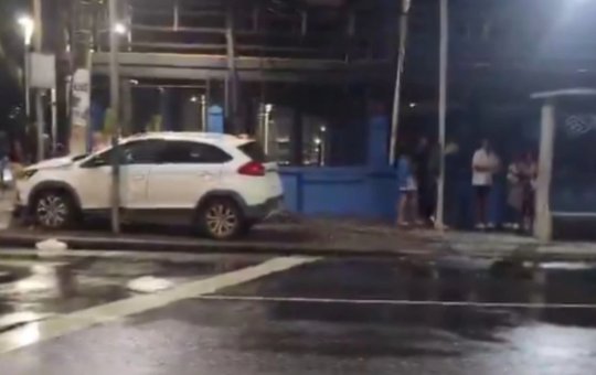 Carro invade ponto de ônibus na Barra e deixa quatro feridos em Salvador