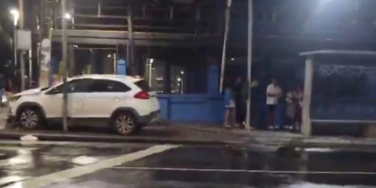 Carro invade ponto de ônibus na Barra e deixa quatro feridos em Salvador