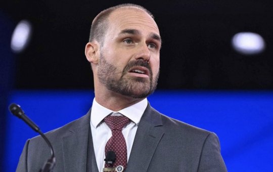 Eduardo Bolsonaro grava vídeo para o pai e desafia restrições impostas por Moraes