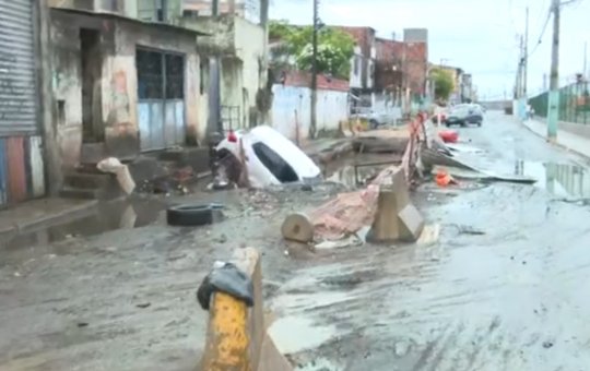 Carro é engolido por cratera durante chuva na Cidade Baixa