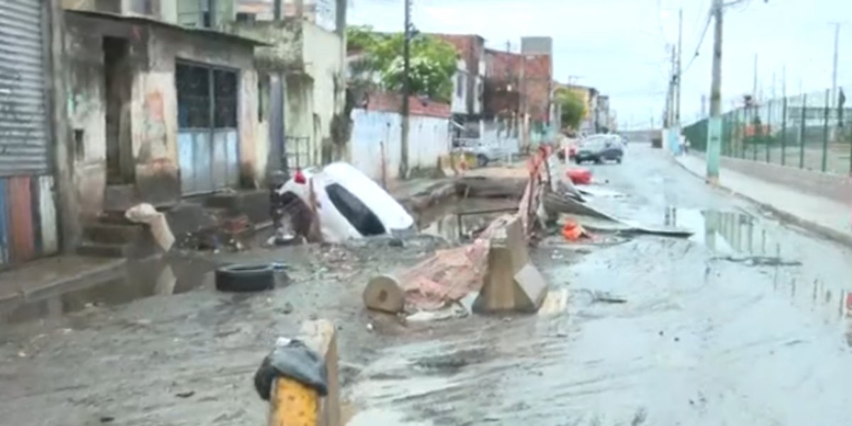 Carro é engolido por cratera durante chuva na Cidade Baixa