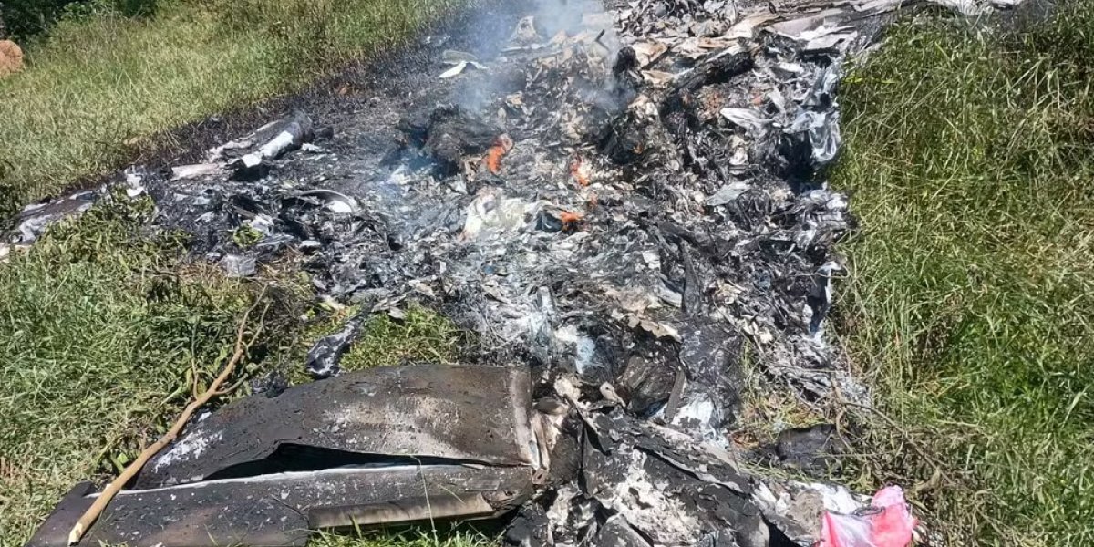 Avião de pequeno porte cai no interior do Rio de Janeiro e mata pai e filho