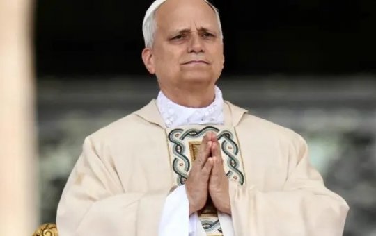 Ativistas são contidas ao tentar acessar área do papa-móvel durante trajeto do Papa