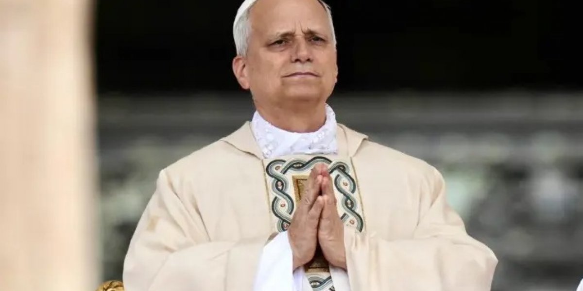 Ativistas são contidas ao tentar acessar área do papa-móvel durante trajeto do Papa