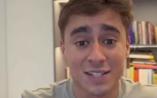 Nikolas Ferreira reage a Janja e dispara: “Não adianta com essa cara de sonsa querer enganar alguém”