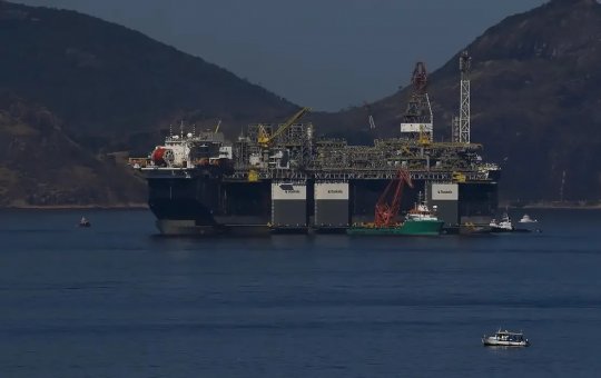 Barril de petróleo volta a superar US$ 100 pela primeira vez desde 2022