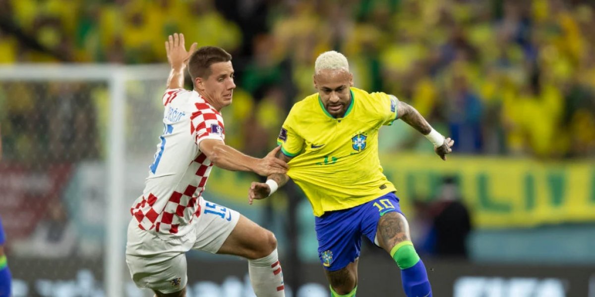 Neymar carrega a bola