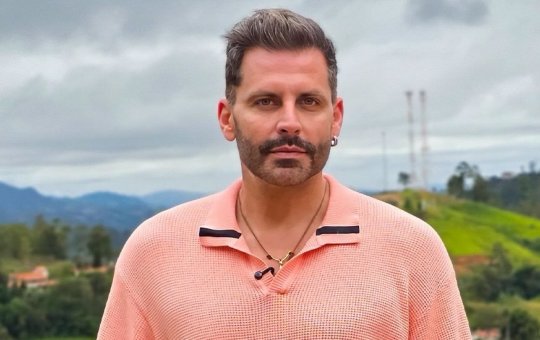 Figurino de Henri Castelli pega fogo durante encenação de 'A Paixão de Cristo' em São Paulo