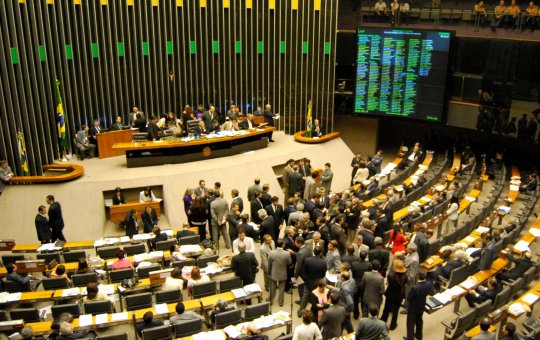 Projeto de lei prevê salário obrigatório para estagiários divide opiniões no país