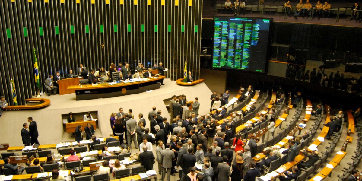 Projeto de lei prevê salário obrigatório para estagiários divide opiniões no país