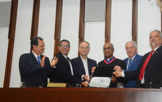 Cerimônia na ALBA condecora sacerdote católico da Basílica do Bonfim