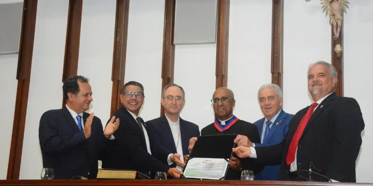 Condecoração ao Reitor Edson Menezes na ALBA