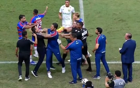 Ex-técnico do Vitória se envolve em confusão com treinador adversário durante partida da Série B