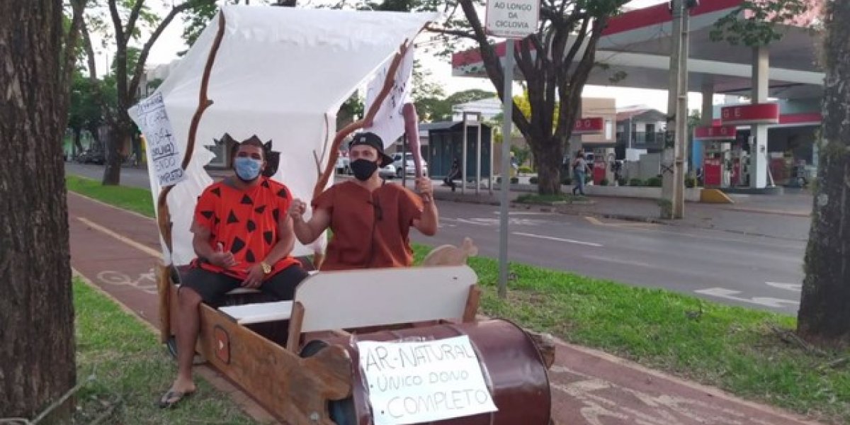 Família circula por Maringá com carro dos Flintstones