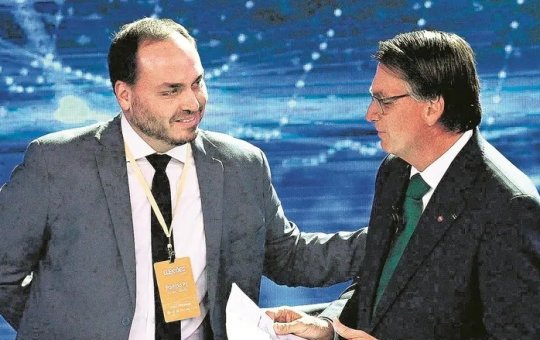 Visita de Carlos Bolsonaro ao pai em prisão domiciliar movimenta redes sociais