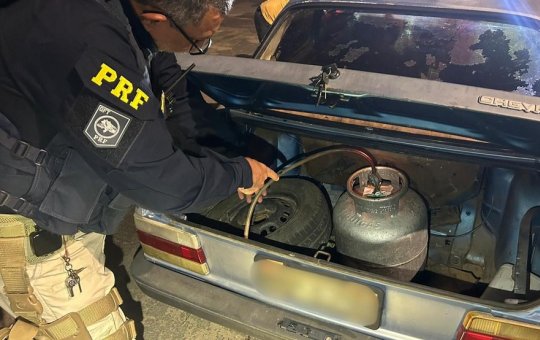 PRF apreende carro que ultilizava botijão de gás de cozinha como tanque de combustivel