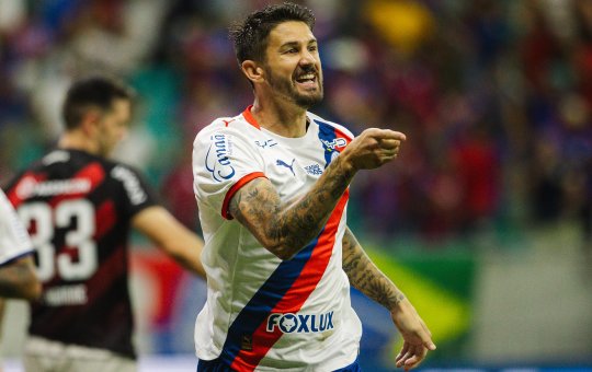 Com show de Everaldo, Bahia vence o Athletico-PR e entra no G-4 do Campeonato Brasileiro